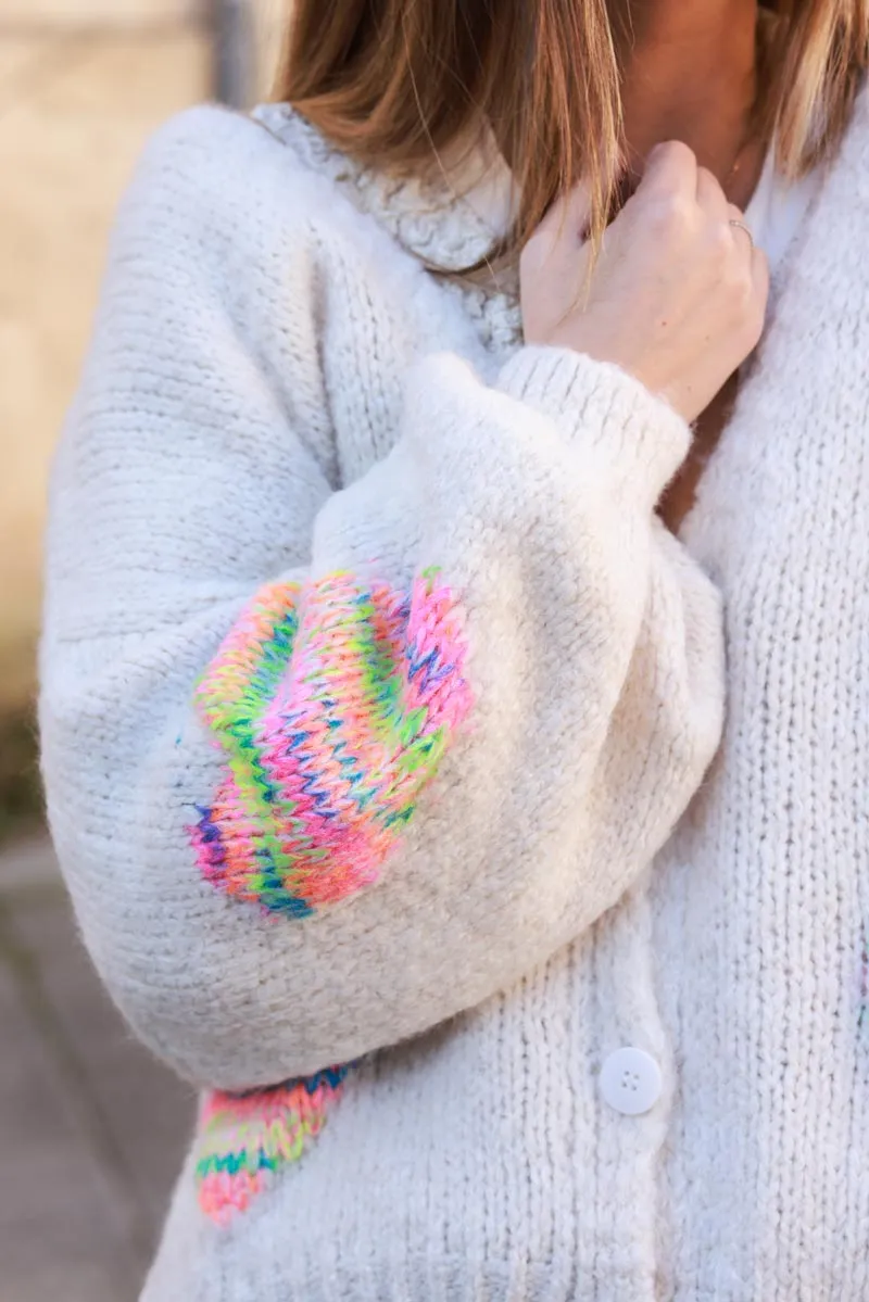 Gilet grosse maille beige à boutons avec écharpe broderie cœurs multicolores