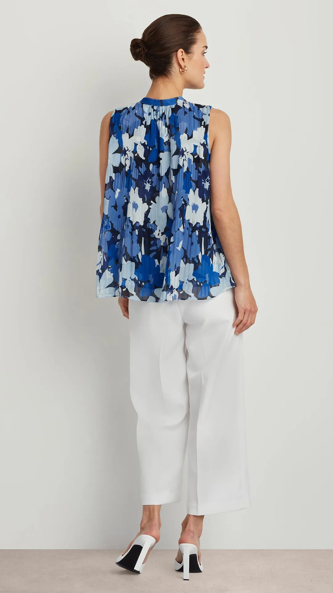 SLEEVELESS PLEAT AND RELEASE TOP